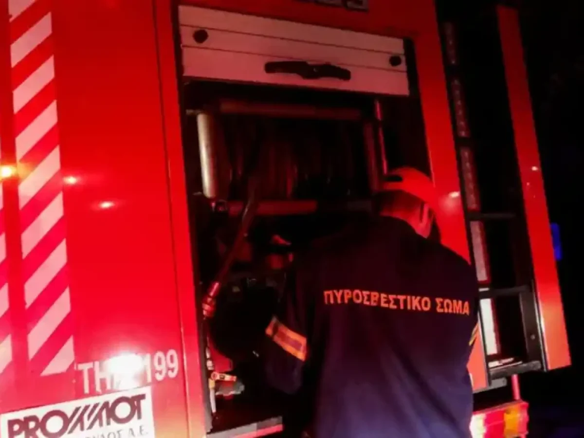 Άνω Πατήσια: Φωτιά σε εγκαταλελειμμένο εργοστάσιο, 15 πυροσβέστες στο σημείο