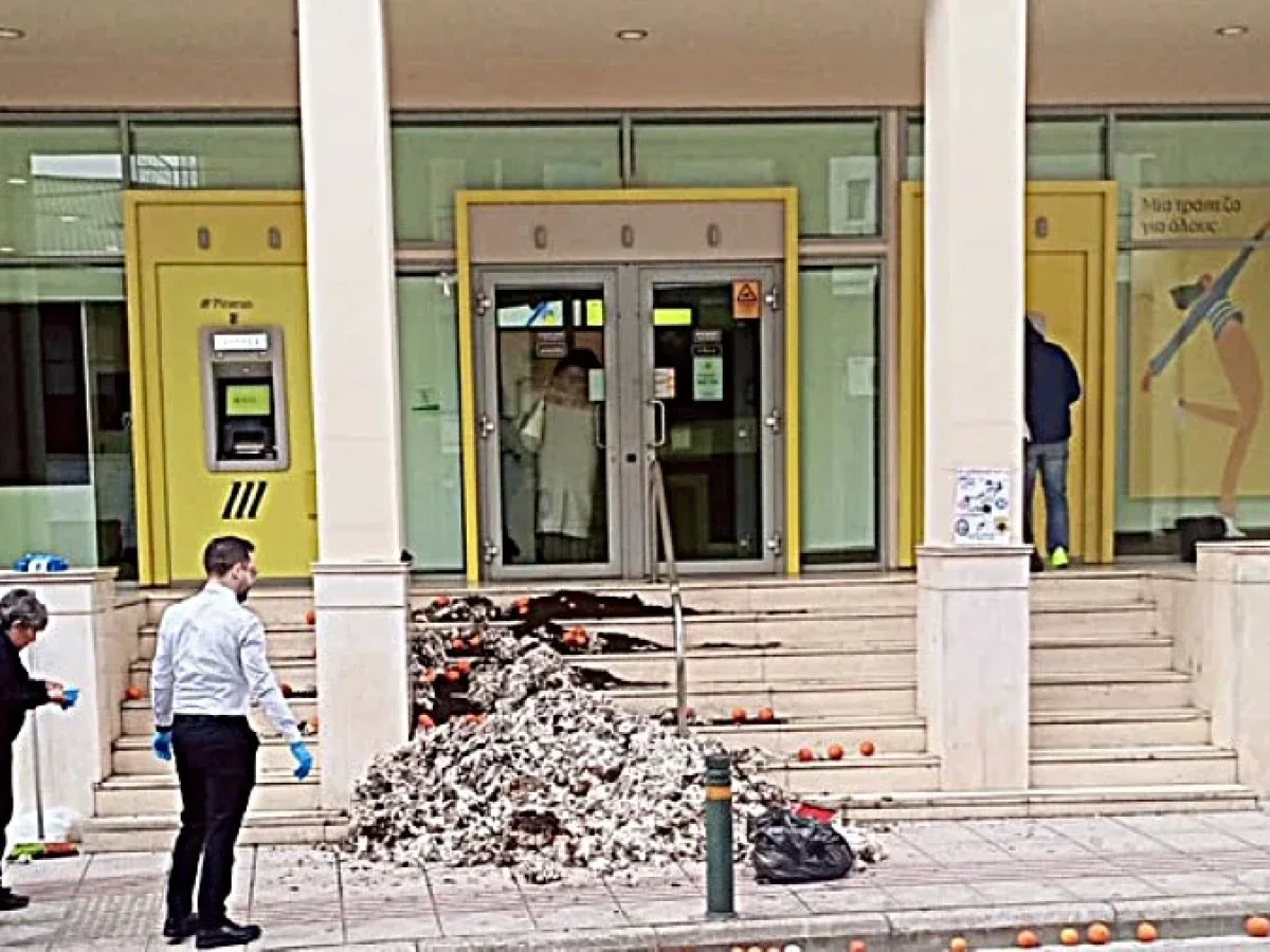 Άρτα: Συμβολική διαμαρτυρία αγροτών με τρακτέρ και προϊόντα στο κέντρο της πόλης