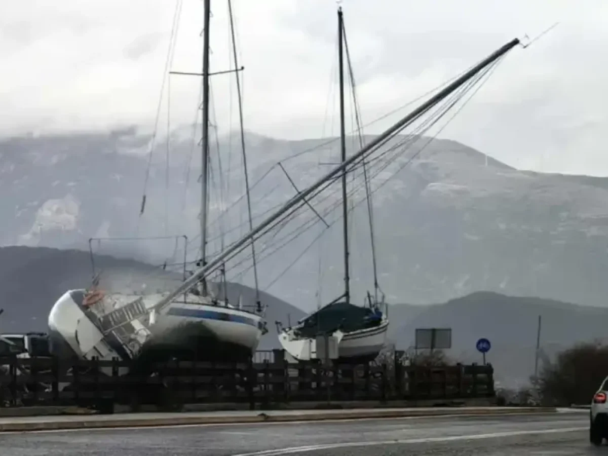 Αέρας 9 μποφόρ: Απαγορευτικό απόπλου και «βροχή» κλήσεων στην Πυροσβεστική