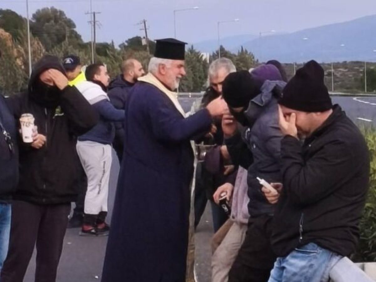 Αγιασμός στο μπλόκο της Αρχαίας Νεμέας από τον ιερέα Ευάγγελο Μπακασέτα