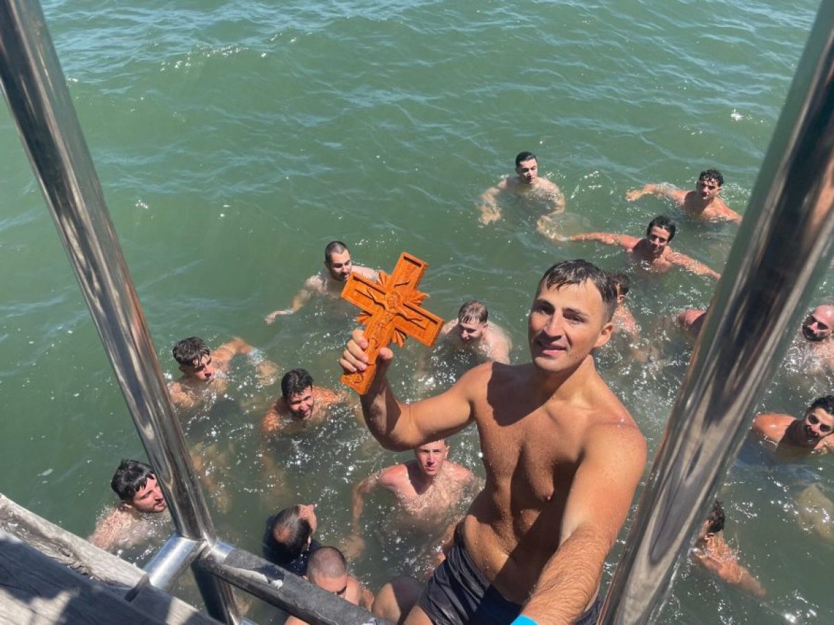 Αγιασμός των Υδάτων και κατάδυση του Τιμίου Σταυρού στο Port Melbourne (Φωτογραφίες)