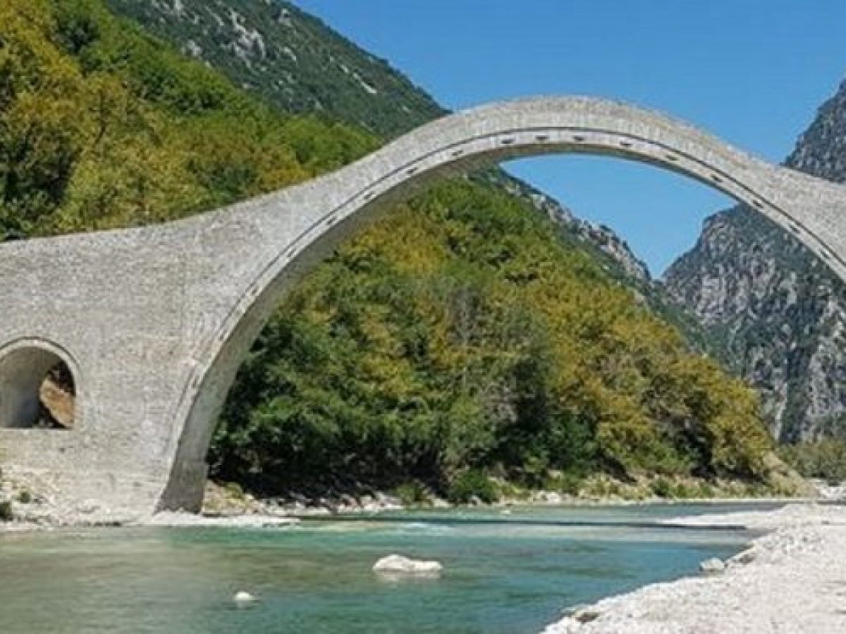 Αγιασμός των υδάτων και κοπή πίτας στο ιστορικό γεφύρι της Πλάκας