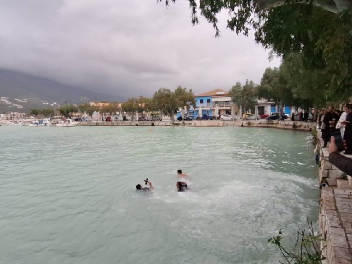 Αγιασμός των υδάτων στη Δ.Ε.Απολλωνίων στο λιμάνι της Βασιλικής