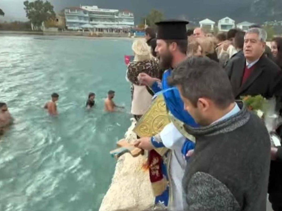 Αγιασμός των Υδάτων στις Αλυκές: Πλήθος πιστών στην παραλία | Τον Τίμιο Σταυρό ανέσυρε ξανά ο Διονύσης Ποταμίτης