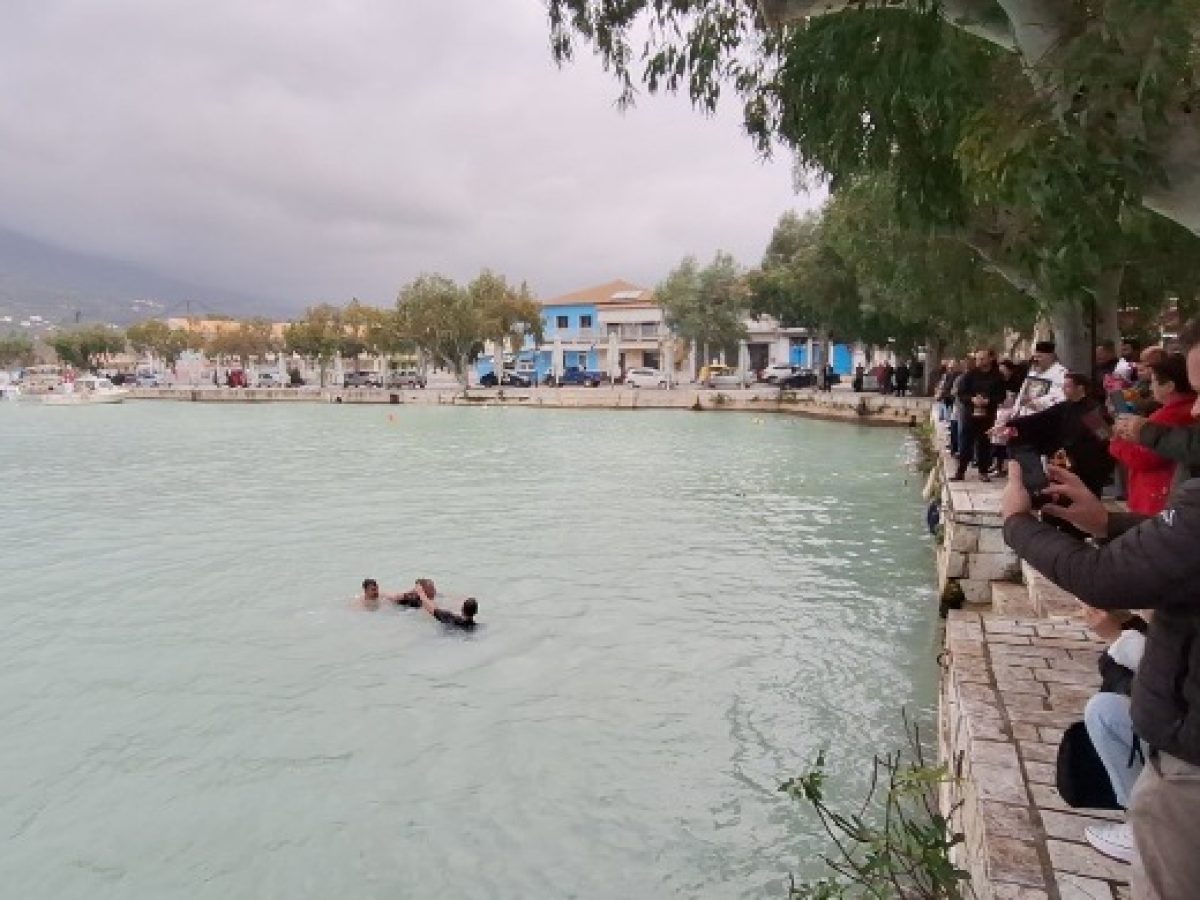 Αγιασμός των υδάτων στο λιμάνι της Βασιλικής