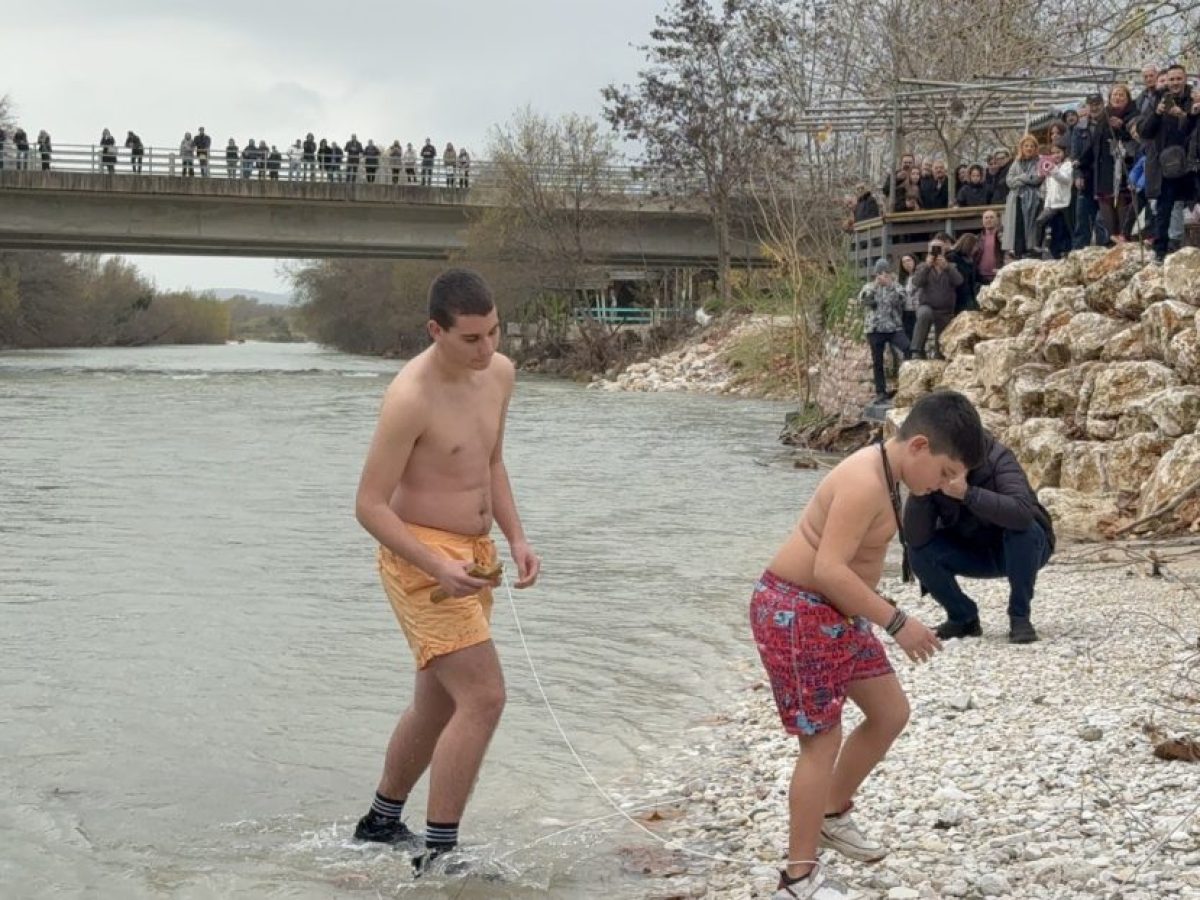 Αγιασμός Αχέροντα | Βούτηξαν στα παγωμένα νερά του μυθικού ποταμού για το Σταυρό