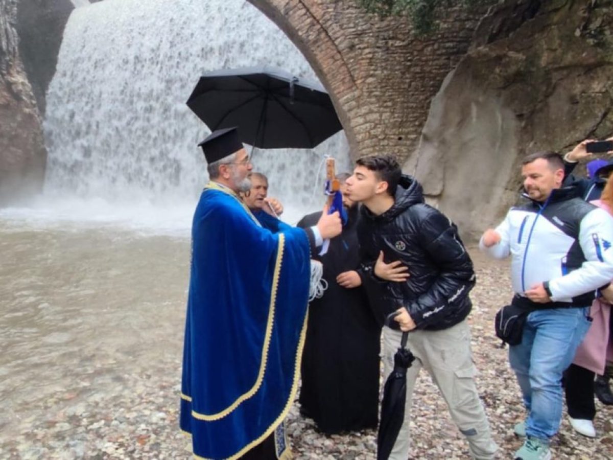 Αγιάστηκαν και φέτος οι καταρράκτες της Παλαιοκαρυάς (video)