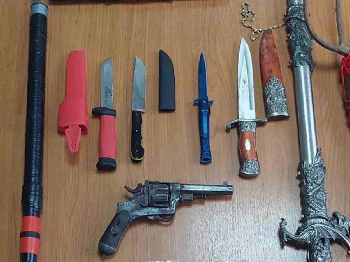 Αγρίνιο: Δύο συλλήψεις για διακίνηση ναρκωτικών – Κατασχέθηκαν μαχαίρια, περίστροφο και… ξίφος! (φωτο)