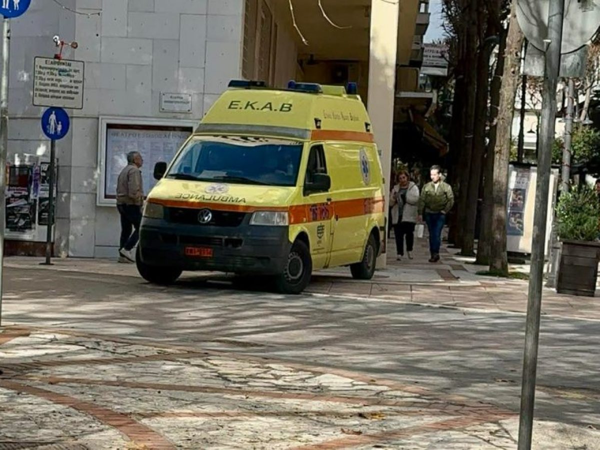 Αγρίνιο: Εισέβαλε στο δημαρχείο, επιτέθηκε με ομπρέλα στον δήμαρχο, φέρεται να δάγκωσε υπάλληλο