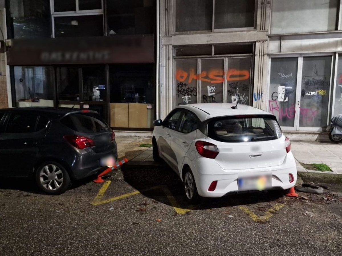 Αγρίνιο: Παρκάρισμα που εξόργισε- «Κάνουν ότι τους αρέσει, δεν υπολογίζουν κανένα»