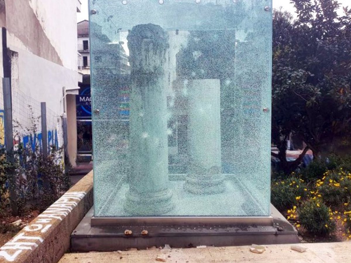 Αγρίνιο: Στόχος βανδαλισμού ξανά οι κίονες στον Ιερό Ναό Ζωοδόχου Πηγής