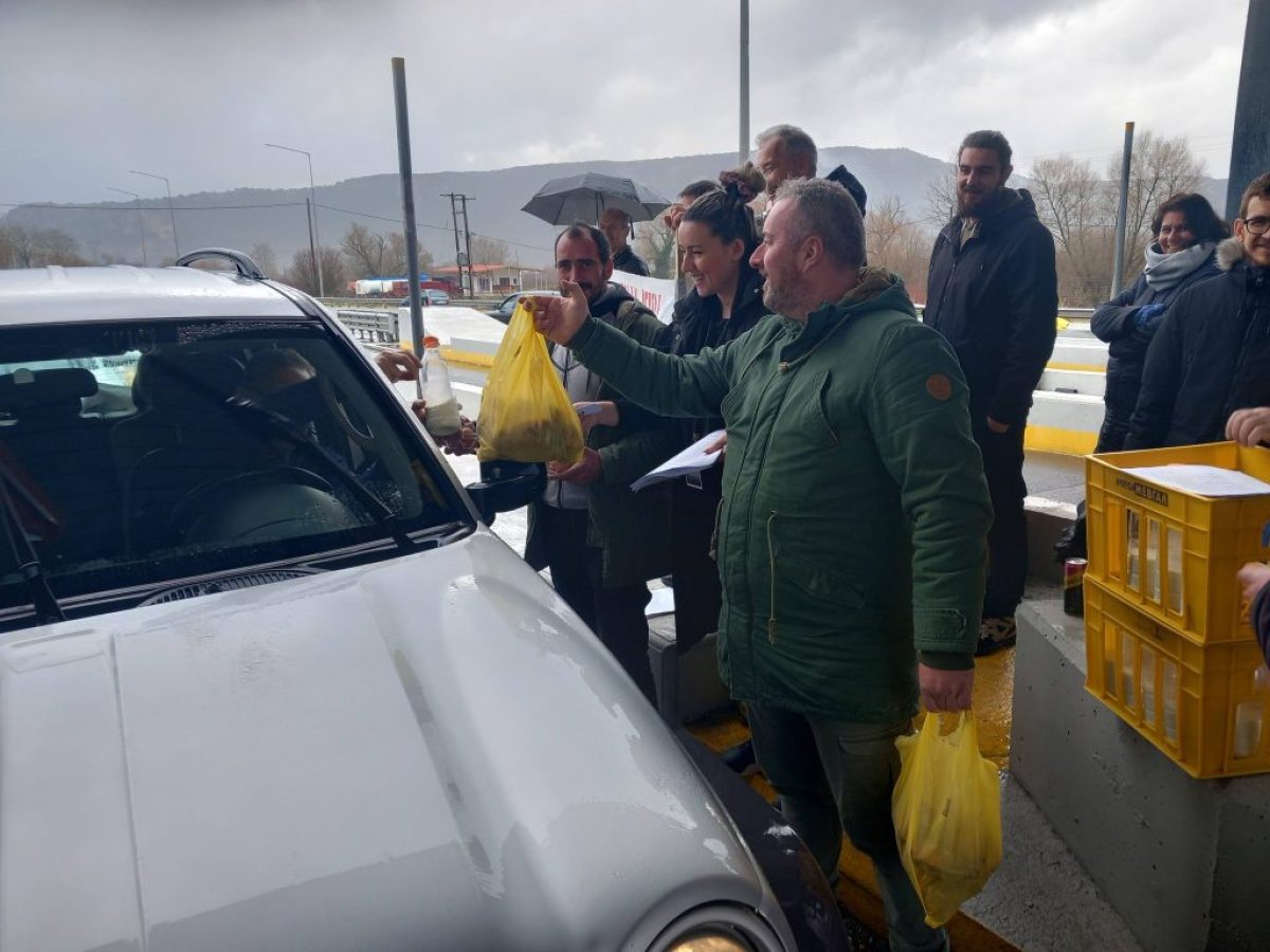 Αγρότες άνοιξαν τα διόδια και μοιράζουν αυγά, γάλα και πατάτες