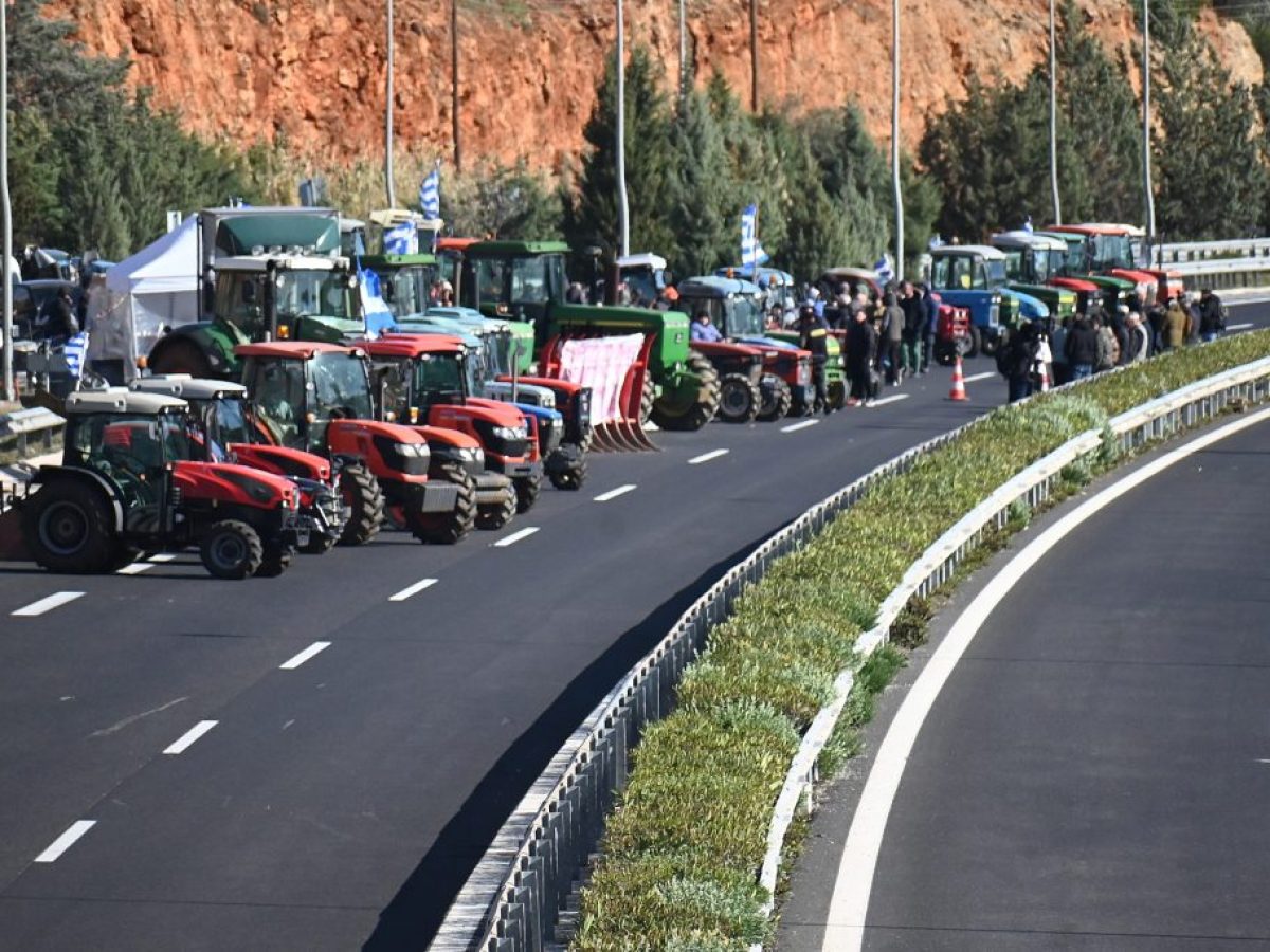 Αγρoτικές κινητοποιήσεις: Διαβουλεύσεις για την συνάντηση της Τρίτης – Πού συνεχίζονται οι αποκλεισμοί, ποιοι δρόμοι ανοίγουν