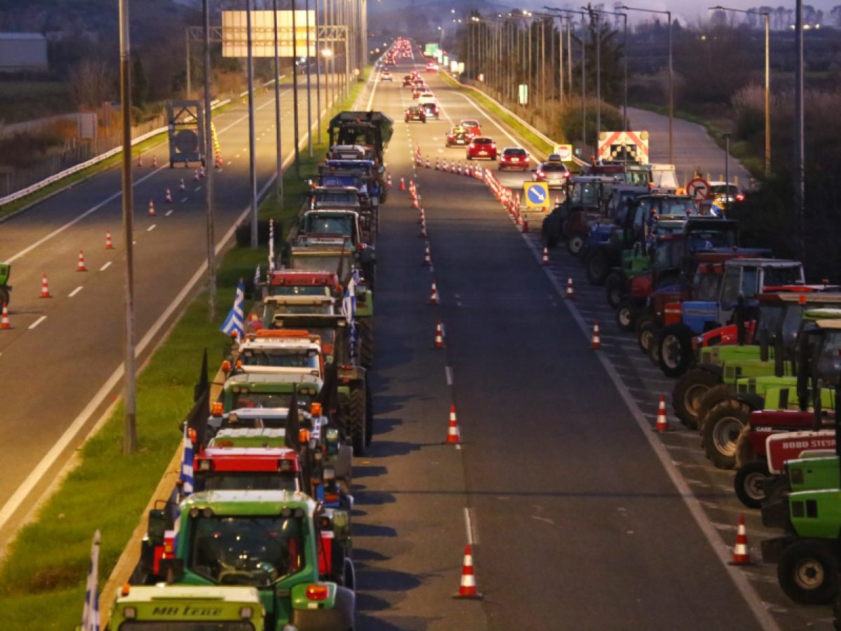 Αγροτικές κινητοποιήσεις: Κλειστή η εθνική στο Κάστρο – Με δυσκολία η κίνηση στο Μαρτίνο