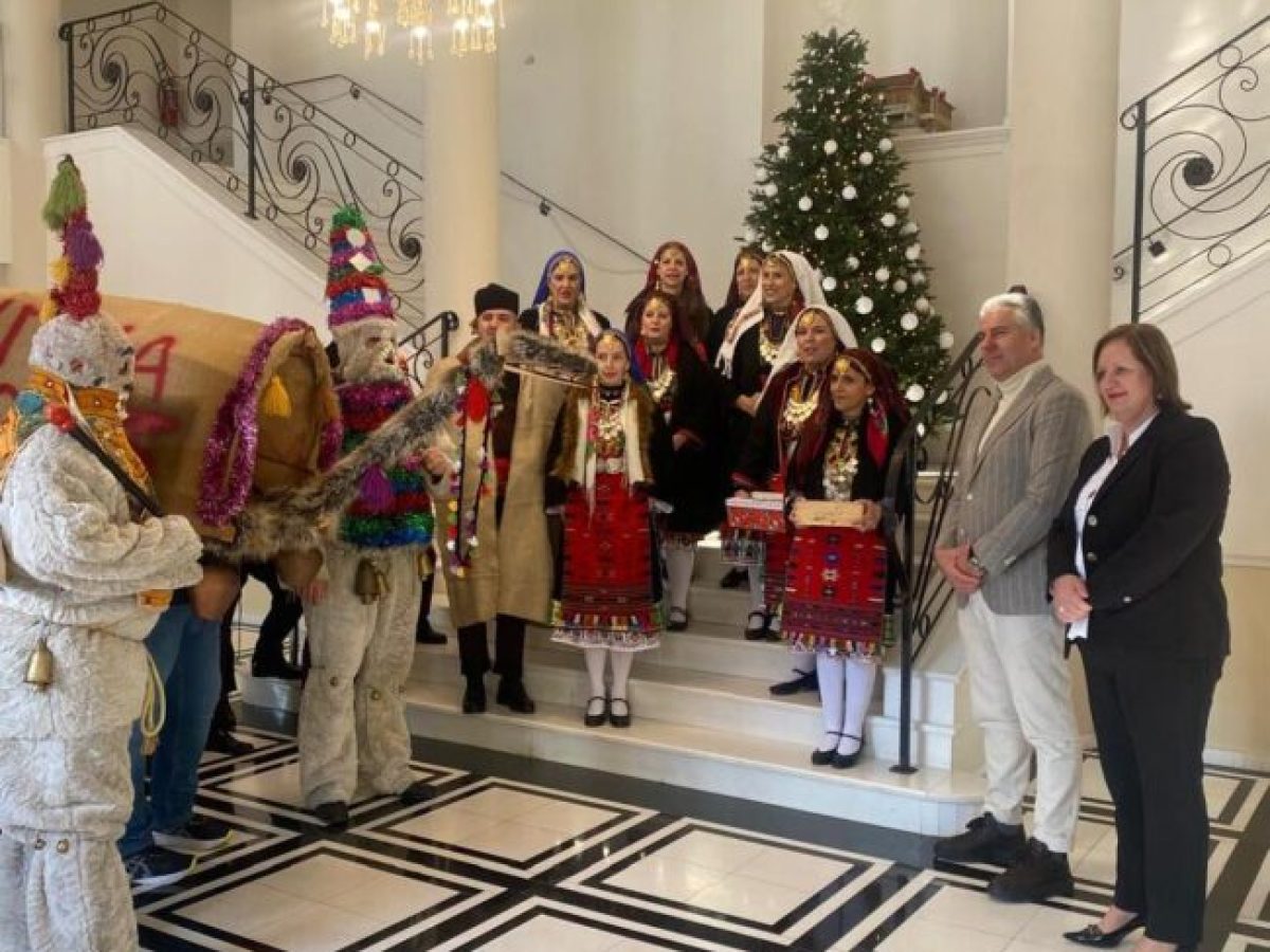 Αλεξανδρούπολη: Πρωτοχρονιάτικα Κάλαντα στον περιφερειάρχη ΑΜΘ, Χριστόδουλο Τοψίδη