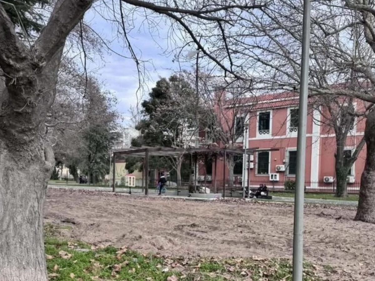 Αλεξανδρούπολη: Ξηλώθηκε και απομακρύνθηκε η “προβληματική” πλέον παιδική χαρά του πάρκου Ακαδημίας – Οι σοβαροί λόγοι