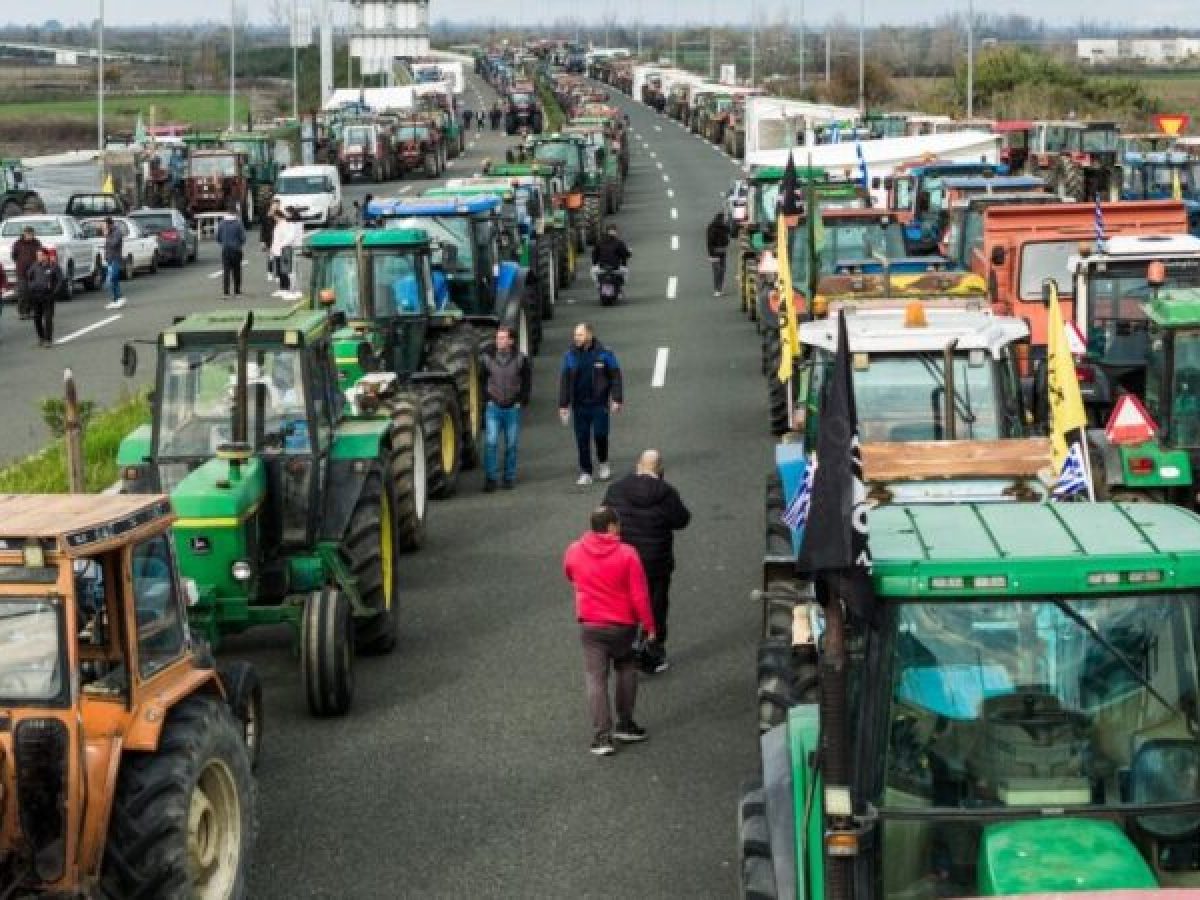 Αναχωρούν από τα μπλόκα οι αγρότες