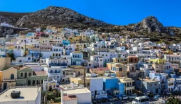 Αnamesa-sta-deka-omorfotera-meri