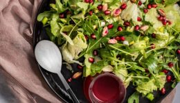 Αnamikti-salata-me-fistikia-eginis-1