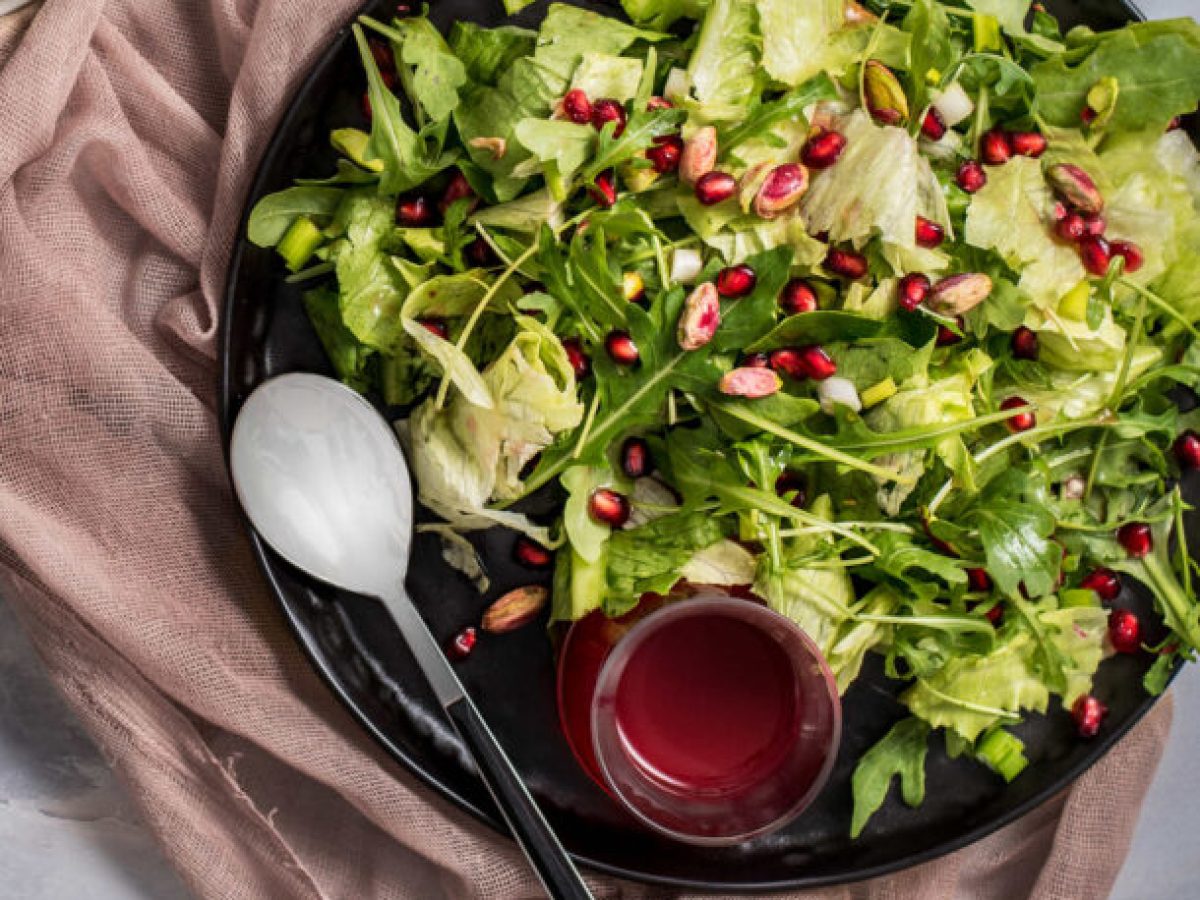 Ανάμεικτη σαλάτα με φυστίκια Αιγίνης και σάλτσα ροδιού