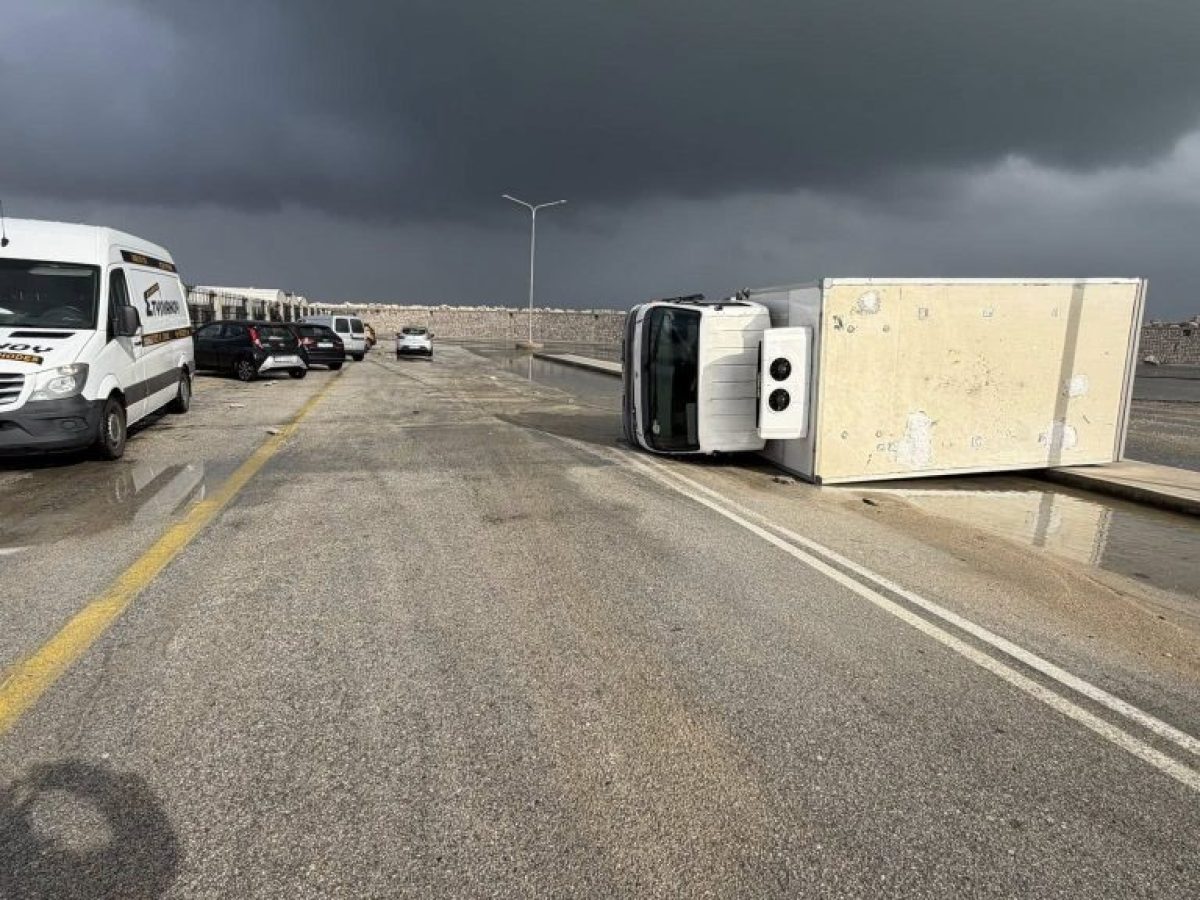 Αναποδογυρισμένη νταλίκα και ζημιές στο λιμάνι – Άμεση κινητοποίηση για αποκατάσταση
