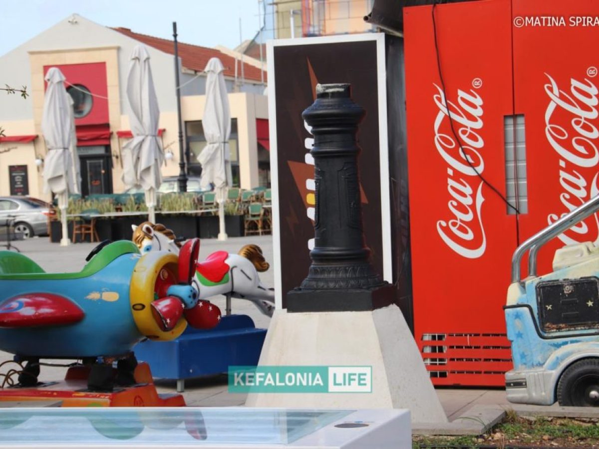 Αναστάτωση μετά την πτώση τμήματος φωτιστικού στην κεντρική πλατεία Ληξουρίου λόγω ισχυρών ανέμων ευτυχώς χωρίς τραυματισμούς (εικόνες)