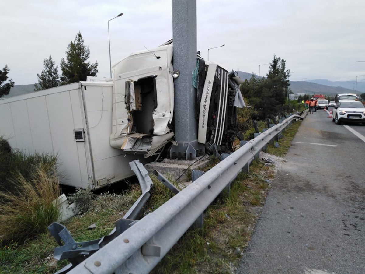 Ανατροπή φορτηγού στο Μουργκάνι διέκοψε για ώρες την κυκλοφορία