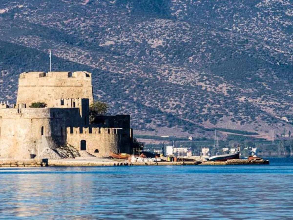 Αναζητείται βάρκα που αποκόπηκε ενώ ήταν δεμένη στο λιμάνι του Ναυπλίου – Έκκληση σε όποιον την είδε