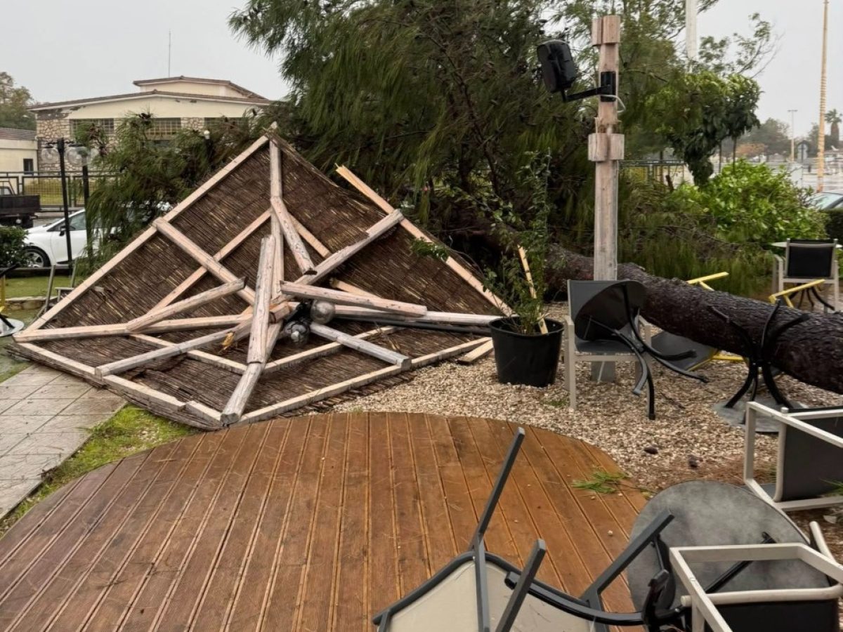 Ανεμοστρόβιλος έπληξε το Μεσολόγγι: Σοβαρές ζημιές σε κατοικίες, καταστήματα αλλά και σε σχολεία