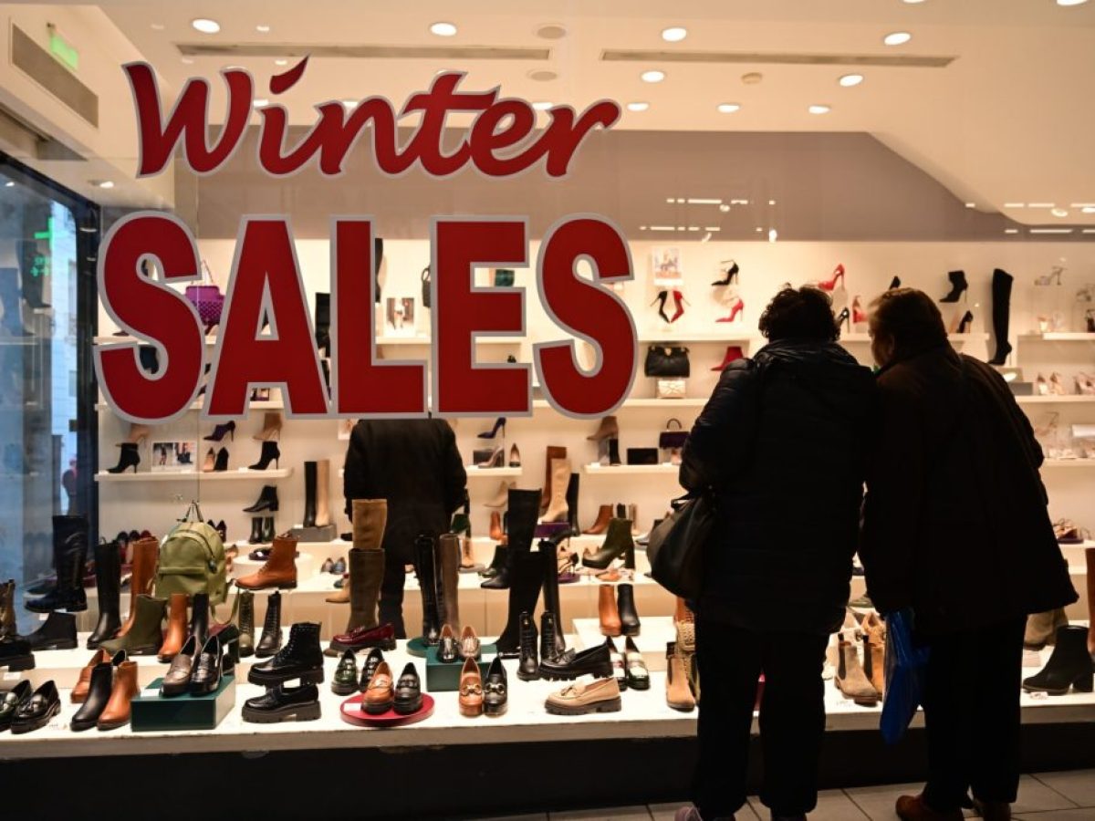 Ανοιχτά τα καταστήματα την Κυριακή 25 Ιανουαρίου – Τι ισχύει για εκπτώσεις και σούπερ μάρκετ