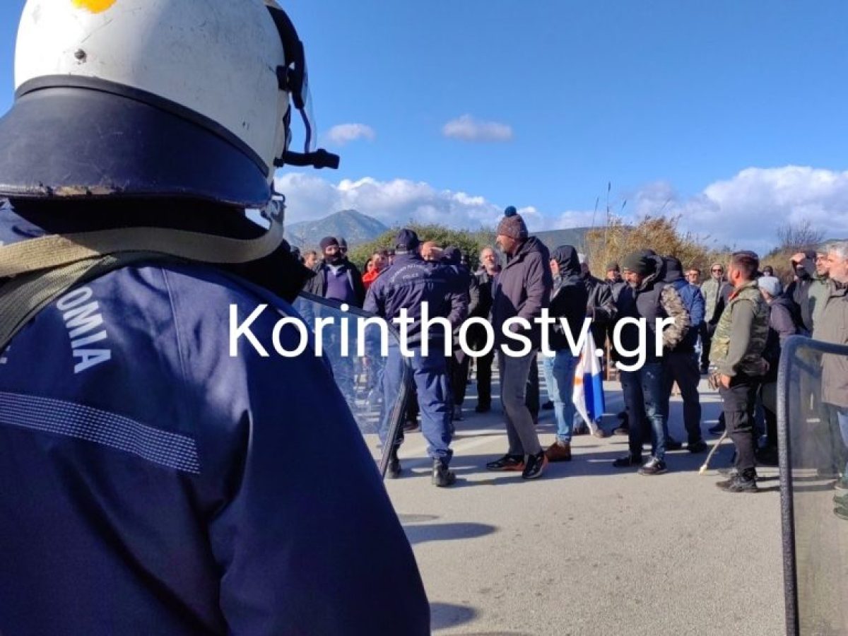 Ανυποχώρητοι οι αγρότες στην Αρχαία Νεμέα: «Δεν κάνουμε βήμα πίσω» – Κλιμάκωση με αποκλεισμό του δρόμου στα Δερβενάκια (video)