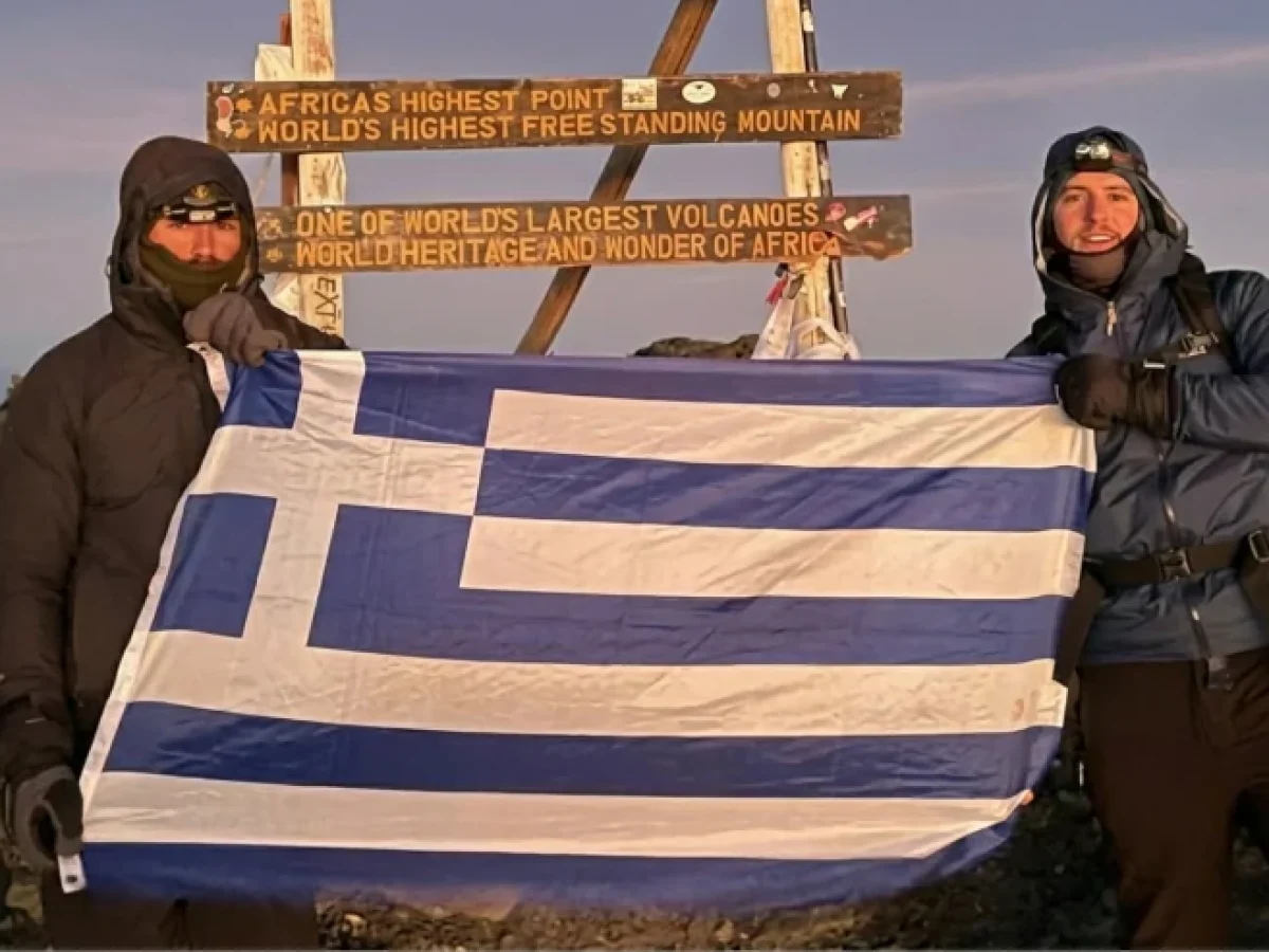 Από τη Βάρη στην κορυφή της Αφρικής: Ο Χριστόφορος Σεθ Κατσαρός ύψωσε την ελληνική σημαία στο Κιλιμάντζαρο (ΕΙΚΟΝΕΣ)