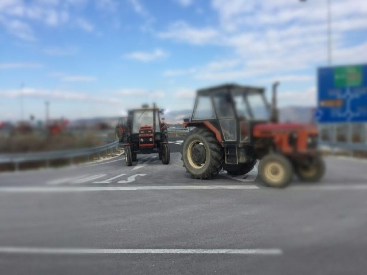 Αποχωρούν τα μπλόκα Σοφάδων, στον Ε65, και Νίκαιας