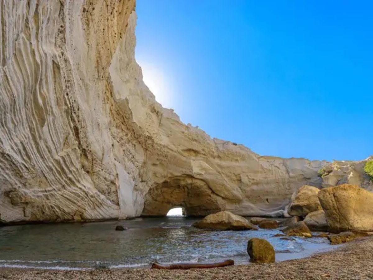 Απόφαση-σταθμός για προσωρινή αναστολή κάθε νέας ανοικοδόμησης στη Δυτική Μήλο – Ακόμη και για εγκεκριμένες άδειες