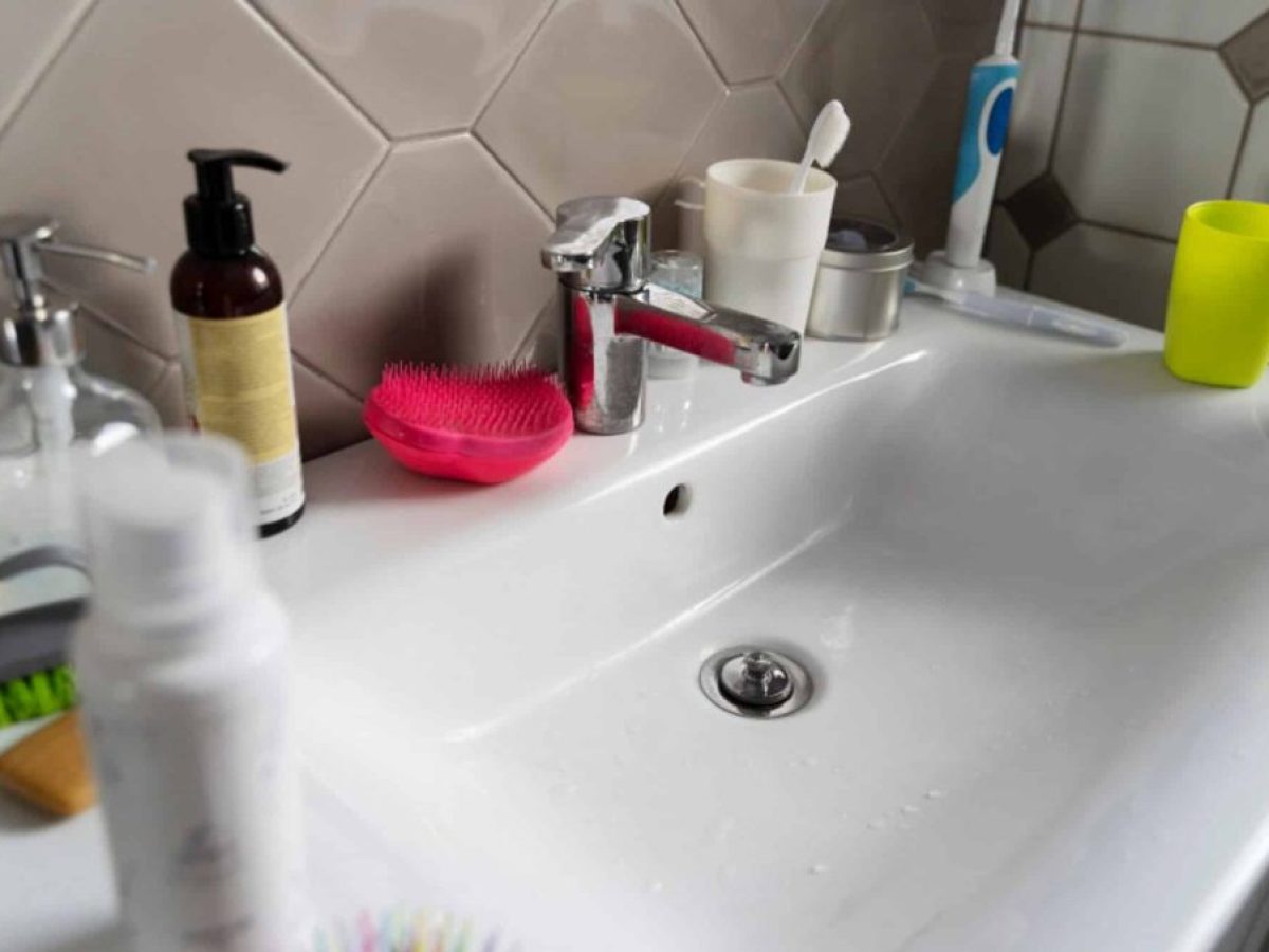 Απόφραξη σωληνώσεων: Ξεβουλώστε εύκολα τον νεροχύτη με ένα υλικό που υπάρχει στο μπάνιο σας