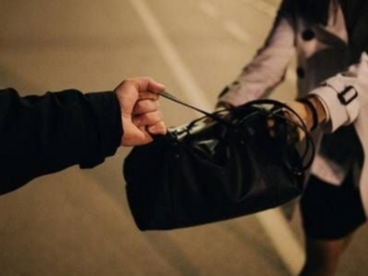 Αποκλειστικό – Κόρινθος: Έκλεψαν τσάντα γυναίκας, έκαναν αγορές με τις κάρτες της, αλλά συνελήφθησαν σε 1 ώρα!