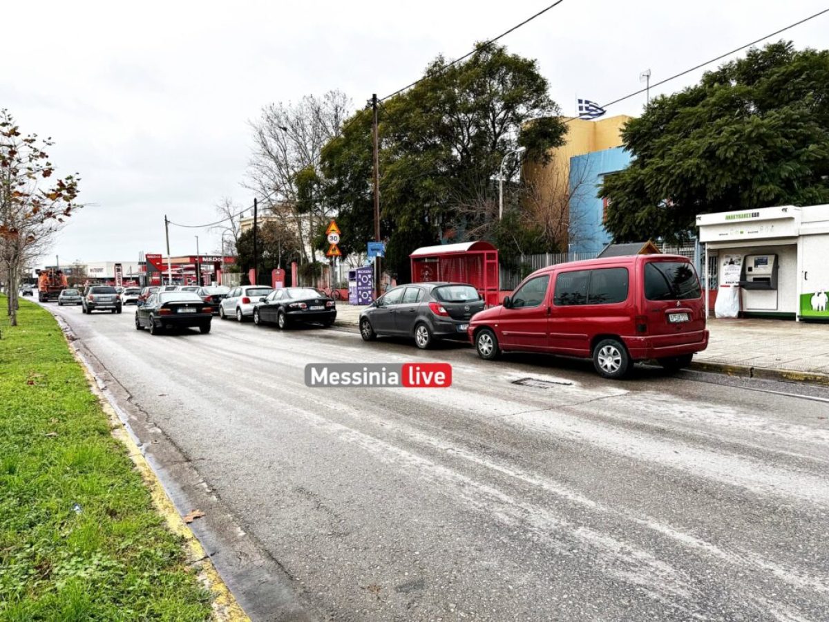 Αρτέμιδος: Κίνδυνος ατυχήματος-Αυτοκίνητα παρκαρισμένα λίγα μέτρα από την αναστροφή, δίπλα σε διάβαση και στάση Αστικού