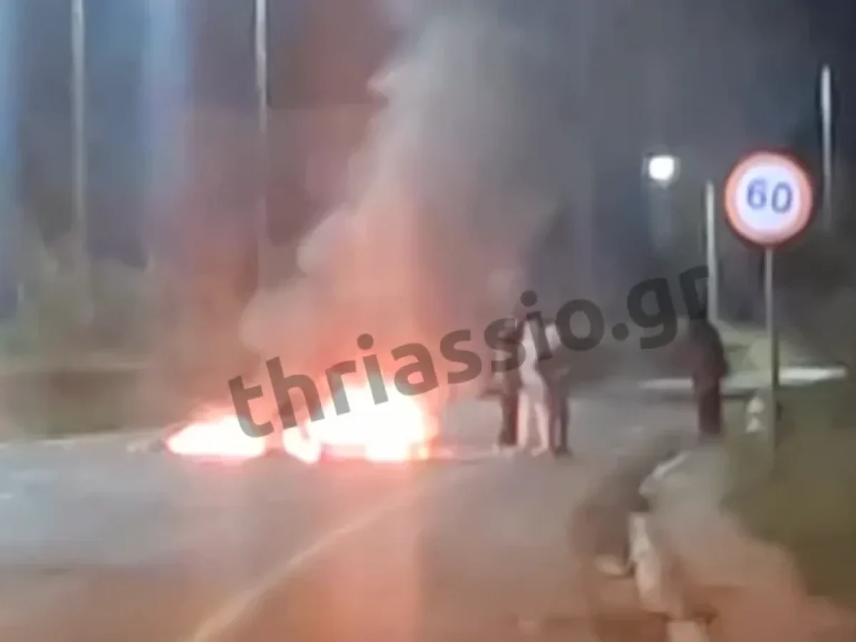 Ασπρόπυργος: Φωτιά στην Περιφερειακή Αιγάλεω και ρίψεις πετρών σε διερχόμενα ΙΧ – Έκλεισε ο δρόμος