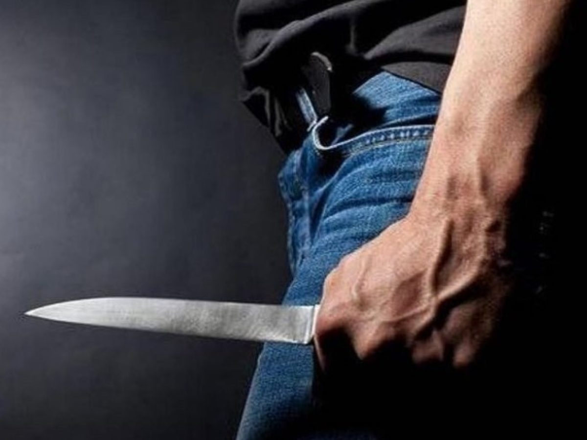 Ά&gamma;&rho;&iota;&alpha; &delta;&omicron;&lambda;&omicron;&phi;&omicron;&nu;ί&alpha; &sigma;&tau;&eta;&nu; &Alpha;&lambda;&epsilon;&xi;&alpha;&nu;&delta;&rho;&omicron;ύ&pi;&omicron;&lambda;&eta;: &Nu;&epsilon;&kappa;&rho;ό&sigmaf; &mu;&epsilon; 15 &mu;&alpha;&chi;&alpha;&iota;&rho;&iota;έ&sigmaf; &ndash; &Alpha;&pi;&rsquo; &tau;&eta;&nu; &Pi;έ&mu;&pi;&tau;&eta; &tau;&omicron;&nu; έ&psi;&alpha;&chi;&nu;&epsilon; &omicron; &alpha;&delta;&epsilon;&rho;&phi;ό&sigmaf; &tau;&omicron;&upsilon;