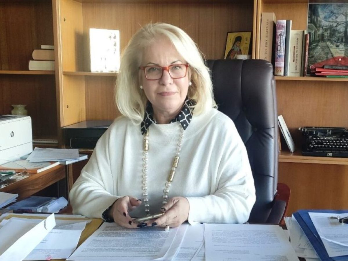 Ά&nu;&nu;&alpha; &Mu;&alpha;&rho;ί&alpha; &Pi;&alpha;&pi;&alpha;&delta;&eta;&mu;&eta;&tau;&rho;ί&omicron;&upsilon;: &Alpha;&nu;&eta;&sigma;&upsilon;&chi;ί&alpha; &gamma;&iota;&alpha; &kappa;&alpha;&theta;&upsilon;&sigma;&tau;&epsilon;&rho;ή&sigma;&epsilon;&iota;&sigmaf; &sigma;&tau;&alpha; έ&rho;&gamma;&alpha; &alpha;&pi;&omicron;&kappa;&alpha;&tau;ά&sigma;&tau;&alpha;&sigma;&eta;&sigmaf; &epsilon;&iota;&delta;&iota;&kappa;ά &sigma;&tau;&omicron; &Pi;ή&lambda;&iota;&omicron;
