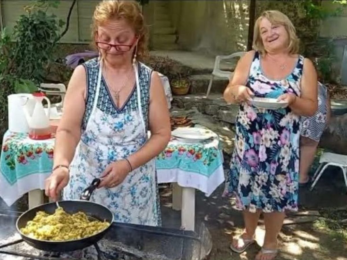 &Alpha;&gamma;&alpha;&lambda;&iota;&alpha;&nu;ό&sigmaf; &Alpha;&gamma;&rho;&iota;&nu;ί&omicron;&upsilon;: &Eta; &kappa;&upsilon;&rho;ί&alpha; &Nu;ί&tau;&sigma;&alpha; &mu;&alpha;&sigmaf; &epsilon;&tau;&omicron;&iota;&mu;ά&zeta;&epsilon;&iota; &mu;&epsilon;&lambda;&iota;&tau;&zeta;ά&nu;&epsilon;&sigmaf; &psi;&eta;&tau;έ&sigmaf; &mu;&epsilon; &tau;&upsilon;&rho;ί &kappa;&alpha;&iota; &alpha;&upsilon;&gamma;ά