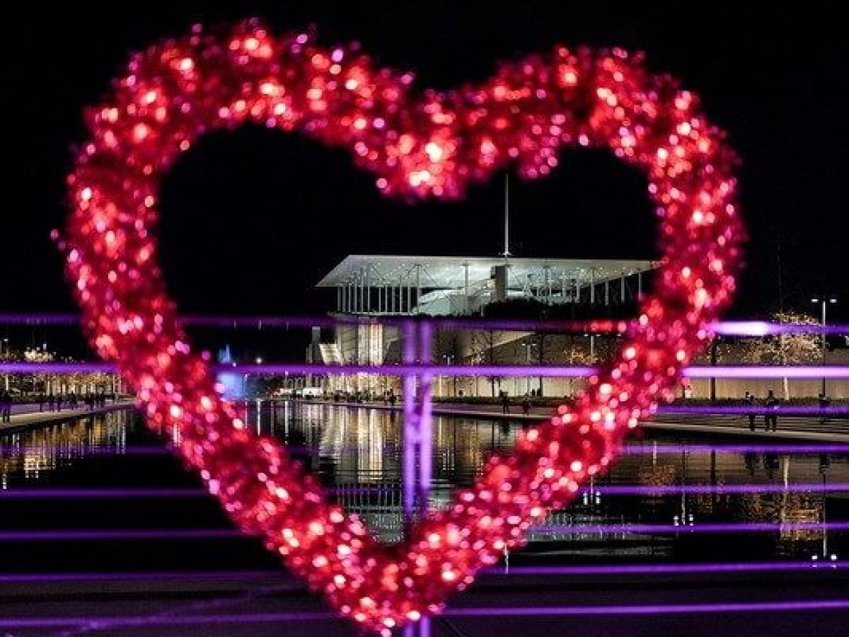 &Alpha;&gamma;ί&omicron;&upsilon; &Beta;&alpha;&lambda;&epsilon;&nu;&tau;ί&nu;&omicron;&upsilon; &sigma;&tau;&omicron; &Nu;&iota;ά&rho;&chi;&omicron;&sigmaf;: Love Round, &mu;&iota;&alpha; &xi;&epsilon;&chi;&omega;&rho;&iota;&sigma;&tau;ή &epsilon;&mu;&pi;&epsilon;&iota;&rho;ί&alpha; &gamma;&epsilon;&mu;ά&tau;&eta; &alpha;&gamma;ά&pi;&eta;, &rho;&upsilon;&theta;&mu;ό &kappa;&alpha;&iota; &kappa;ί&nu;&eta;&sigma;&eta;.