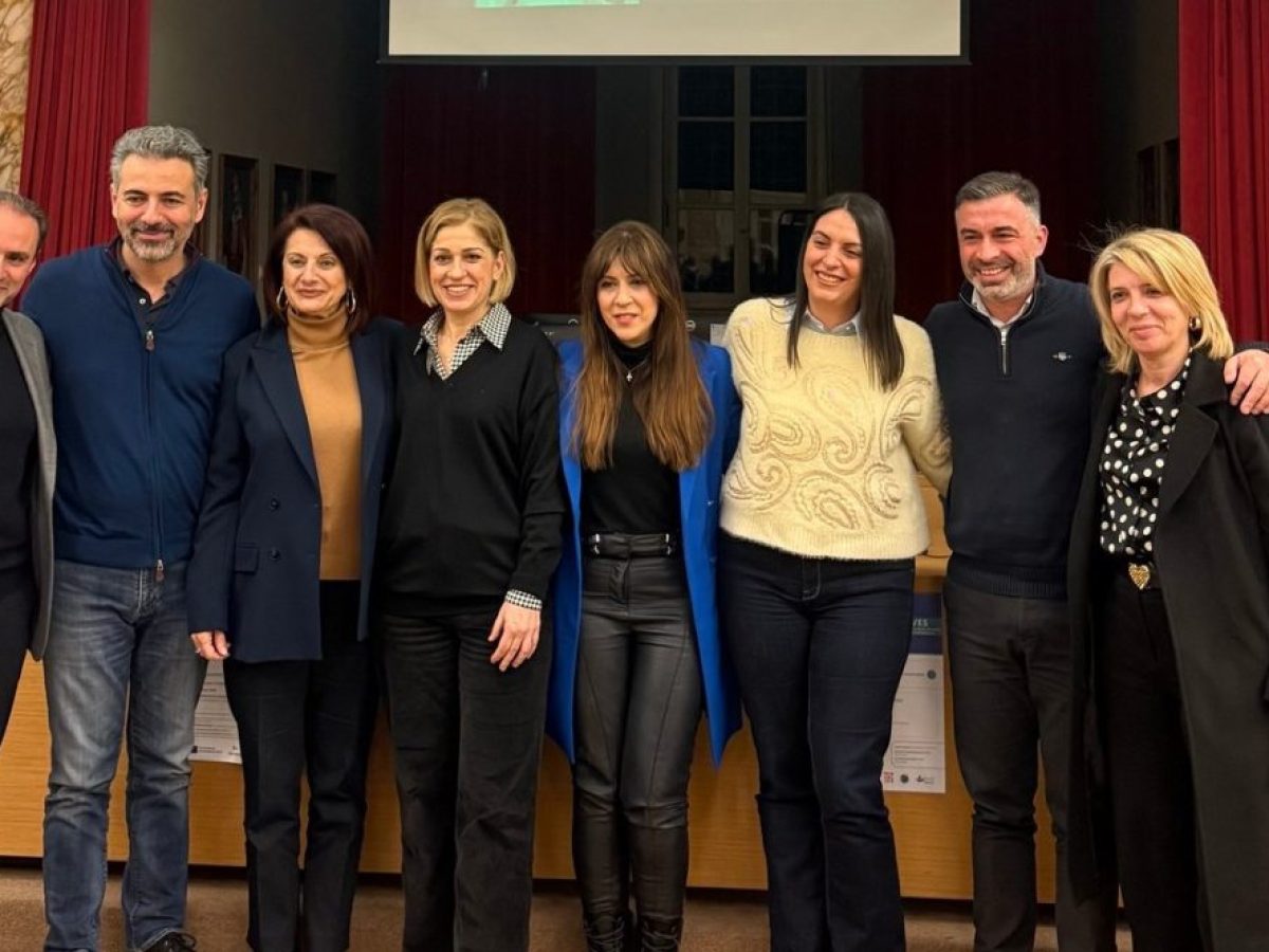 &Alpha;&gamma;&rho;ί&nu;&iota;&omicron;- &laquo;Archilives&raquo;: &Eta; &theta;&epsilon;&alpha;&tau;&rho;&iota;&kappa;ή &mu;&nu;ή&mu;&eta; &omega;&sigmaf; &zeta;&omega;&nu;&tau;&alpha;&nu;ό &pi;&omicron;&lambda;&iota;&tau;&iota;&sigma;&tau;&iota;&kappa;ό &kappa;&epsilon;&phi;ά&lambda;&alpha;&iota;&omicron; &sigma;&tau;&eta;&nu; &psi;&eta;&phi;&iota;&alpha;&kappa;ή &epsilon;&pi;&omicron;&chi;ή