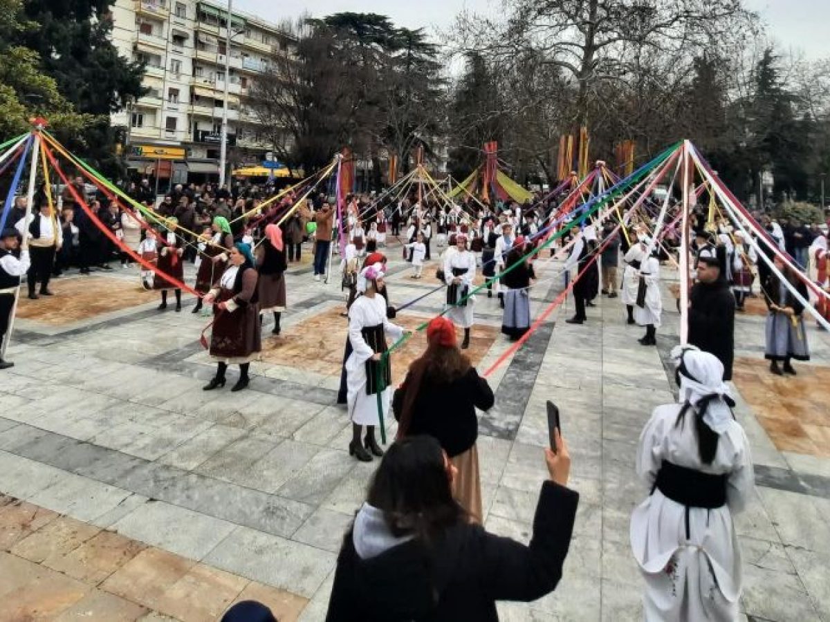&Alpha;&pi;&omicron;&kappa;&rho;&iota;ά&tau;&iota;&kappa;&omicron; &chi;&rho;ώ&mu;&alpha; &kappa;&alpha;&iota; &pi;&alpha;&rho;ά&delta;&omicron;&sigma;&eta; &mu;&epsilon; &tau;&omicron; &laquo;&Gamma;&alpha;ϊ&tau;&alpha;&nu;ά&kappa;&iota;&raquo; &sigma;&tau;&iota;&sigmaf; &Sigma;έ&rho;&rho;&epsilon;&sigmaf;