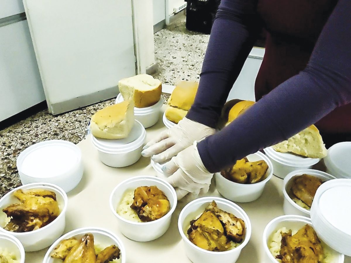 200 ζωές στο συσσίτιο της ανάγκης στη Μυτιλήνη