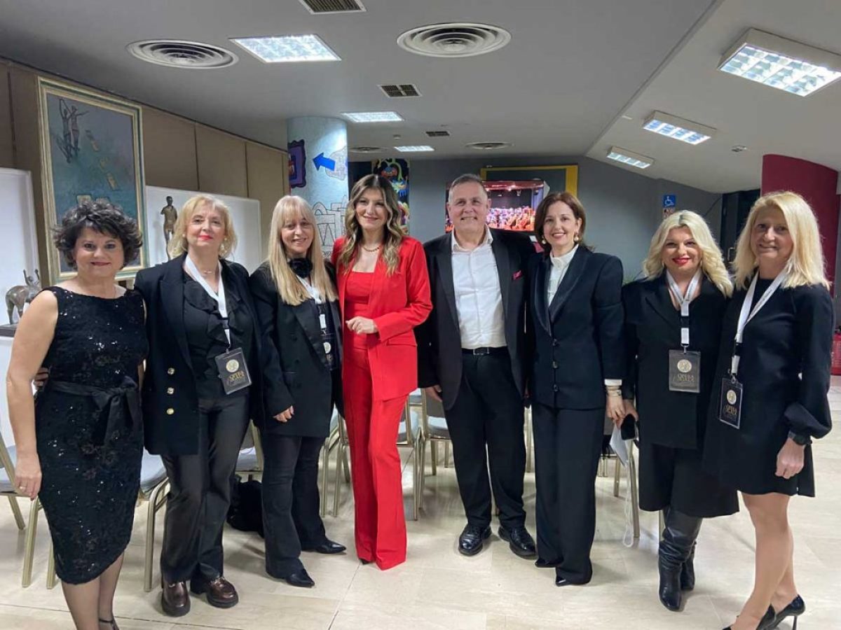 Backstage χαμόγελα και δυνατή ομάδα στο Gala Καβράκου