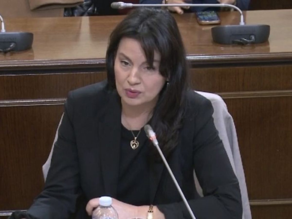 Mε πρόταση της Μαρίνας Κοντοτόλη τηρήθηκε ενός λεπτού σιγή στη βουλή