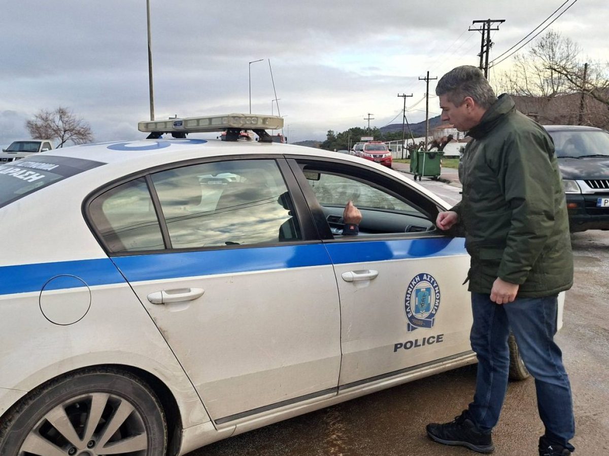  O Σάκης Παιδής στις πληγείσες περιοχές των παραλίων του Αγιόκαμπου (ΦΩΤΟ)