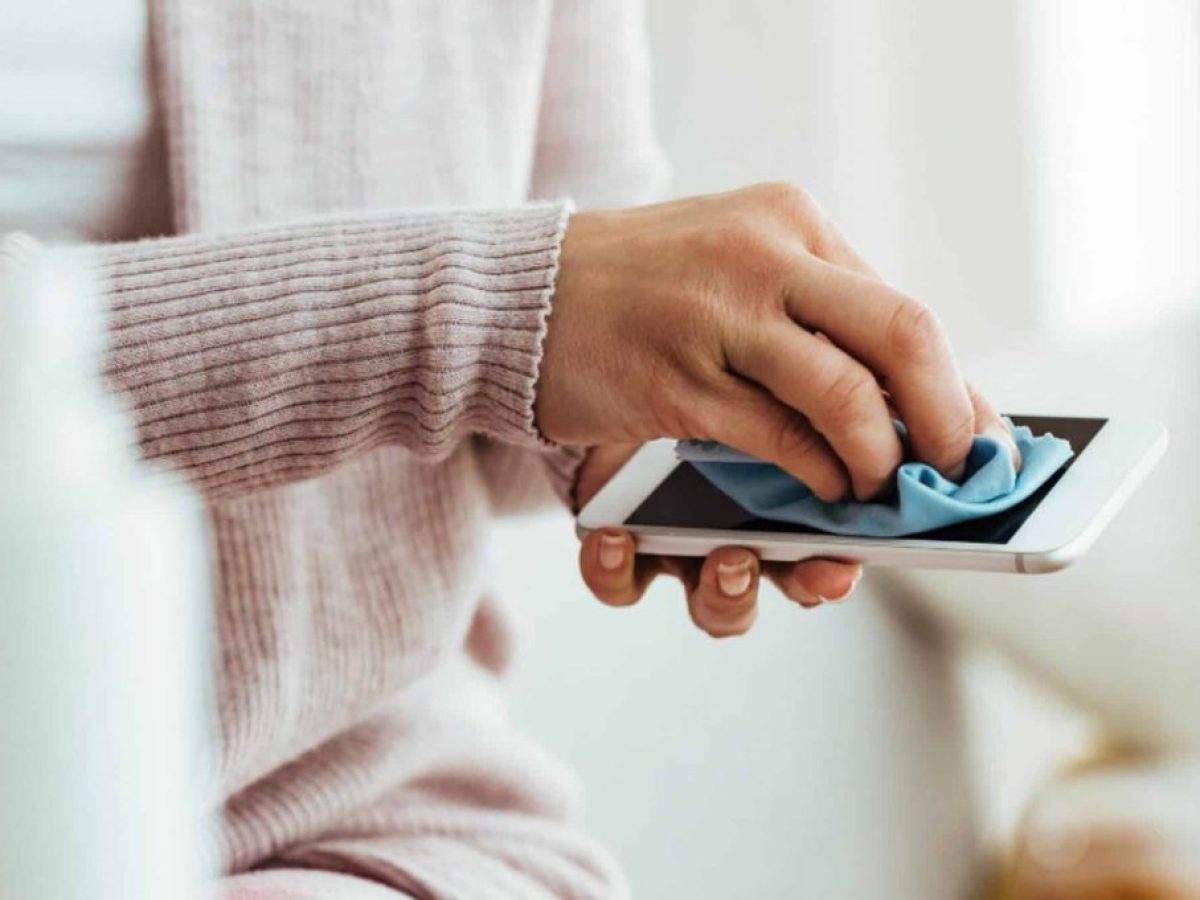 Smartphone: Κάθε πότε πρέπει να καθαρίζετε την οθόνη του κινητού σας τηλεφώνου