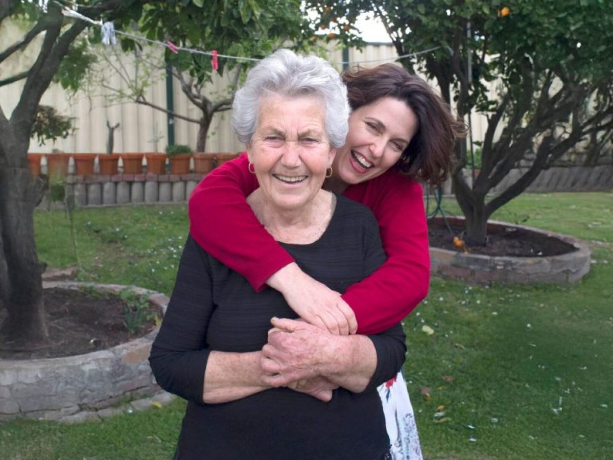 «Twelve Golden Gifts»: Ένας συγκινητικός φόρος τιμής στη σοφία και τη χάρη μιας μητέρας μέσα από την απώλεια